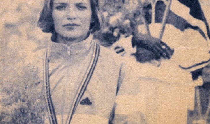 5.-Ximena-Restrepo-en-el-podio-1992-728×1024