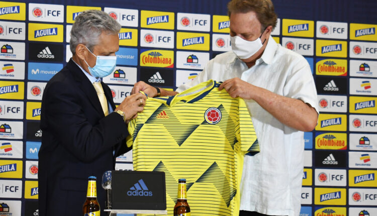 Reinaldo Rueda recibe la camiseta de la Selección. _ Foto FCF