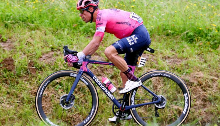 Rigoberto-Uran-en-accion-en-la-octava-etapa-del-Tour-de-Francia-2021-EF-Education-Nippo