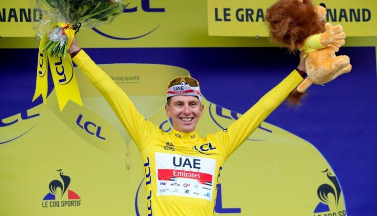 Tadej-Pogacar-en-el-podio-de-la-octava-etapa-del-Tour-de-Francia-2021