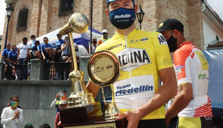 Jose-Tito-Hernandez-podio-final-campeon-Clasico-RCN-2020