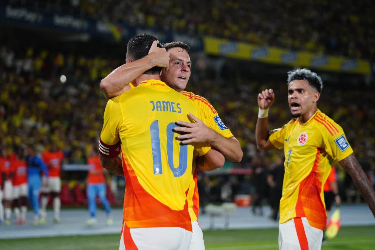 James, Santiago y Lucho celebran durante el partido frente a Bolivia en la Eliminatoria 2026